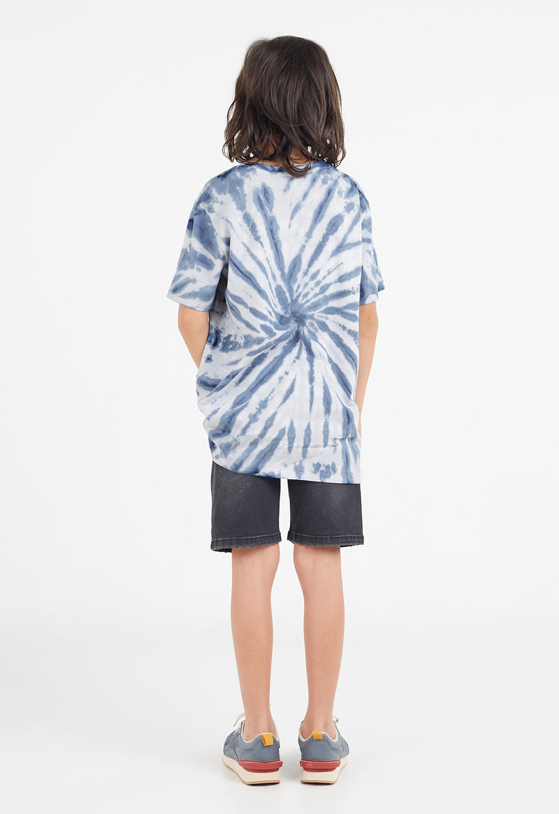 Boys T-shirt by Gen Woo. Our crew neck tie dye t-shirt features 1x1 rib neck binding along with twin needle stich finish at hem. The navy tie dye design t-shirt has a standard length and body fit. Please note that each tie dye piece is 100% unique. – Back view