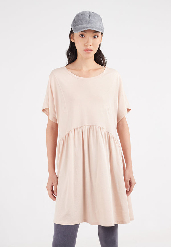 Ladies tunic by Gen Woo. Our oversized tunic tee has gathered detail at the mid panel and loose drapey shape. The rose coloured tunic could also be styled with leggings. -Close up view
